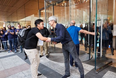 apple-michiganave-waterfront-tim-cook-greeting