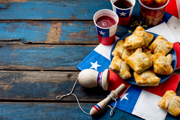 Food and beverage containers depicting the Chilean flag on a picnic table.