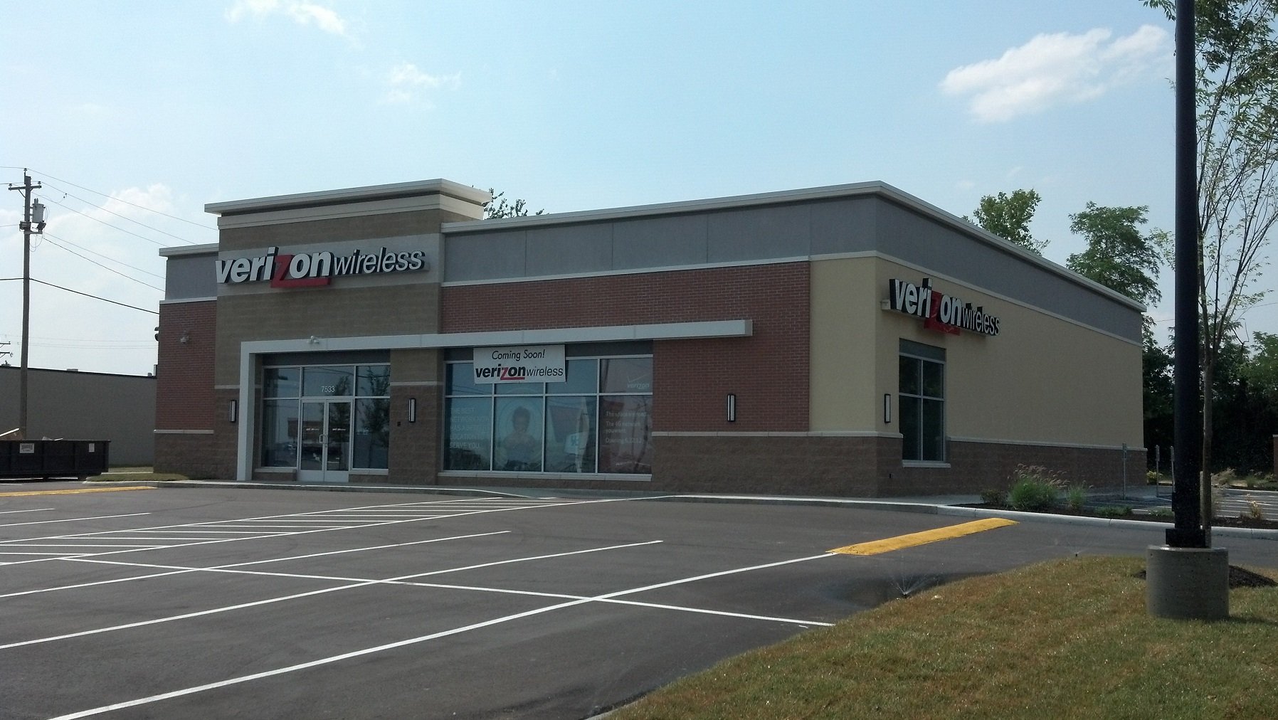 Standalone Verizon Wireless store as seen from parking lot.