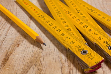rsz_measuring_sticks_and_pencil_on_a_wooden_table