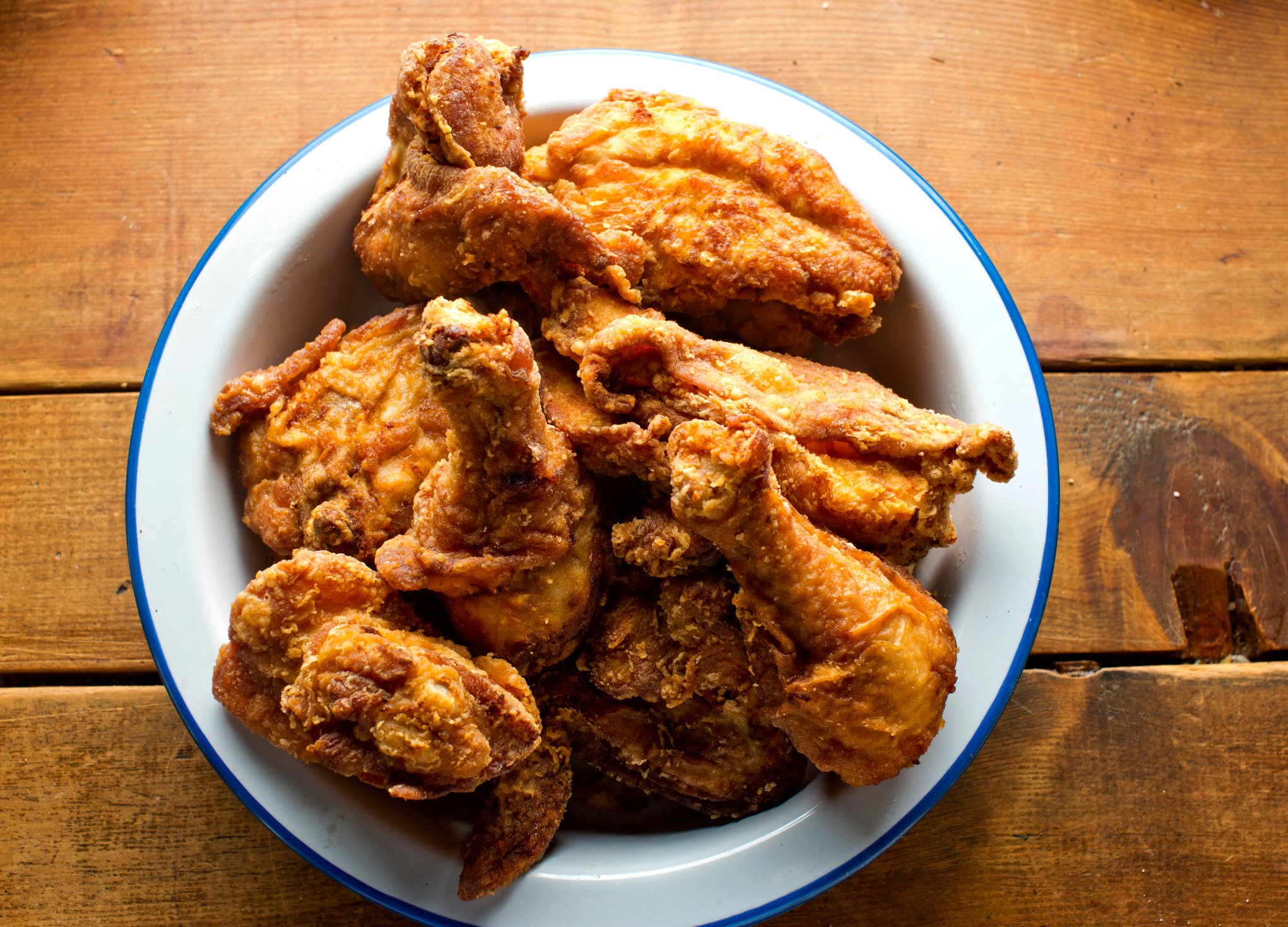 Bowl of fried chicken on a wooden table