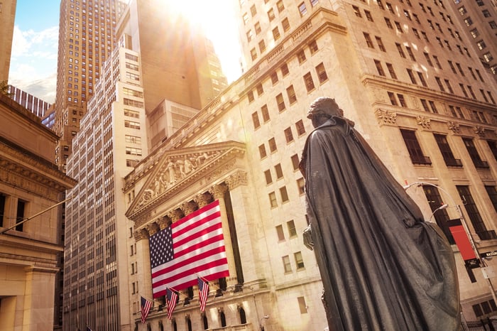 Statue and American flag in front of the New York Stock Exchange.