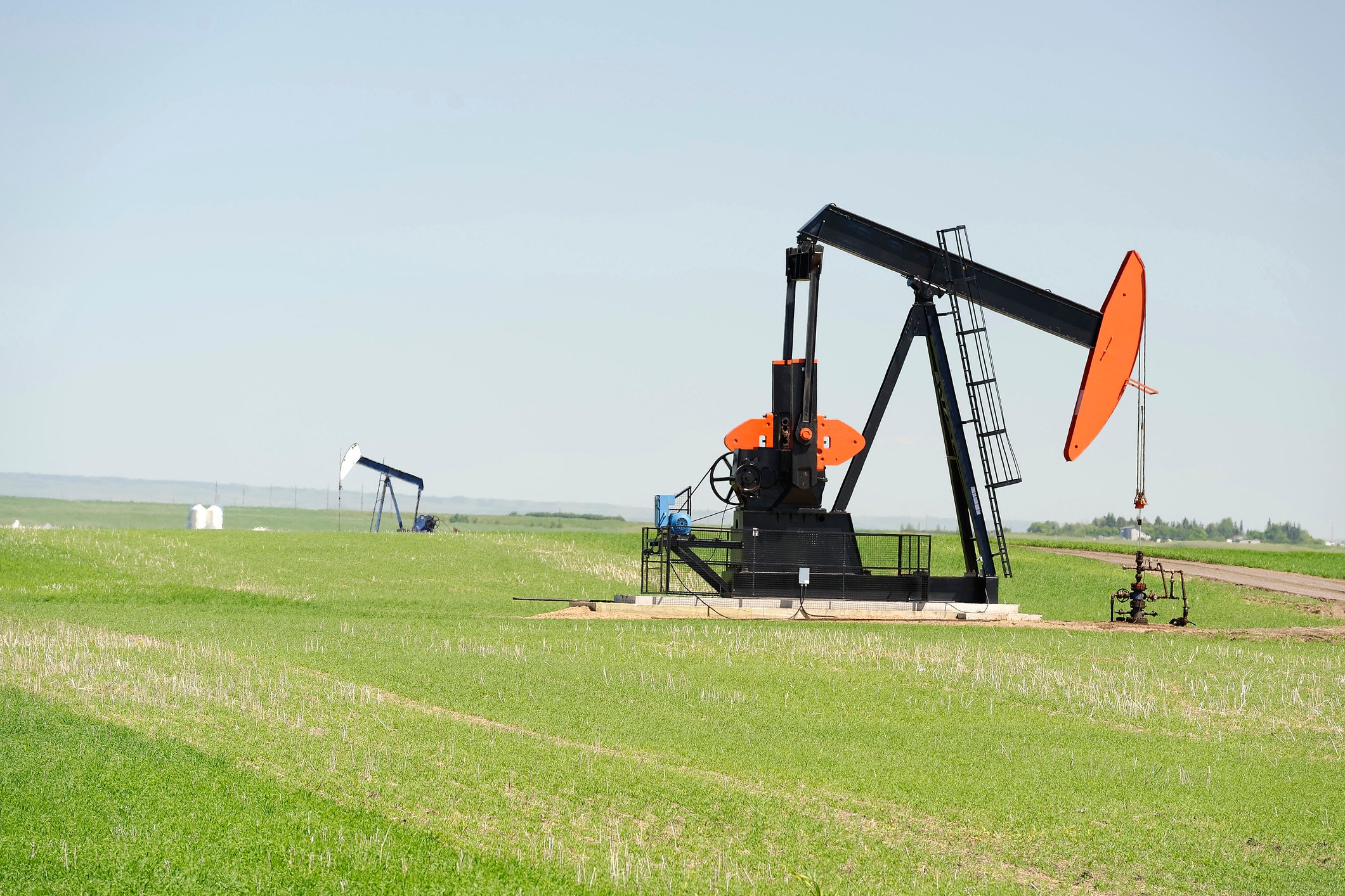 An oil pump in a green field.