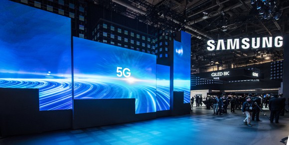 A Samsung showcase with TVs that read "5G" on them.