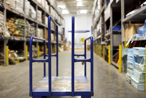 An empty cart sits in the aisle at a home improvement store.