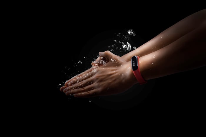 A person wearing a Huami fitness tracker underwater.