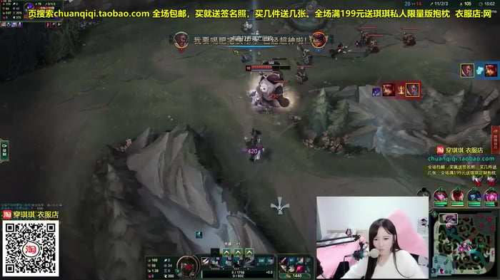 A Huya user broadcasting a gaming experience.