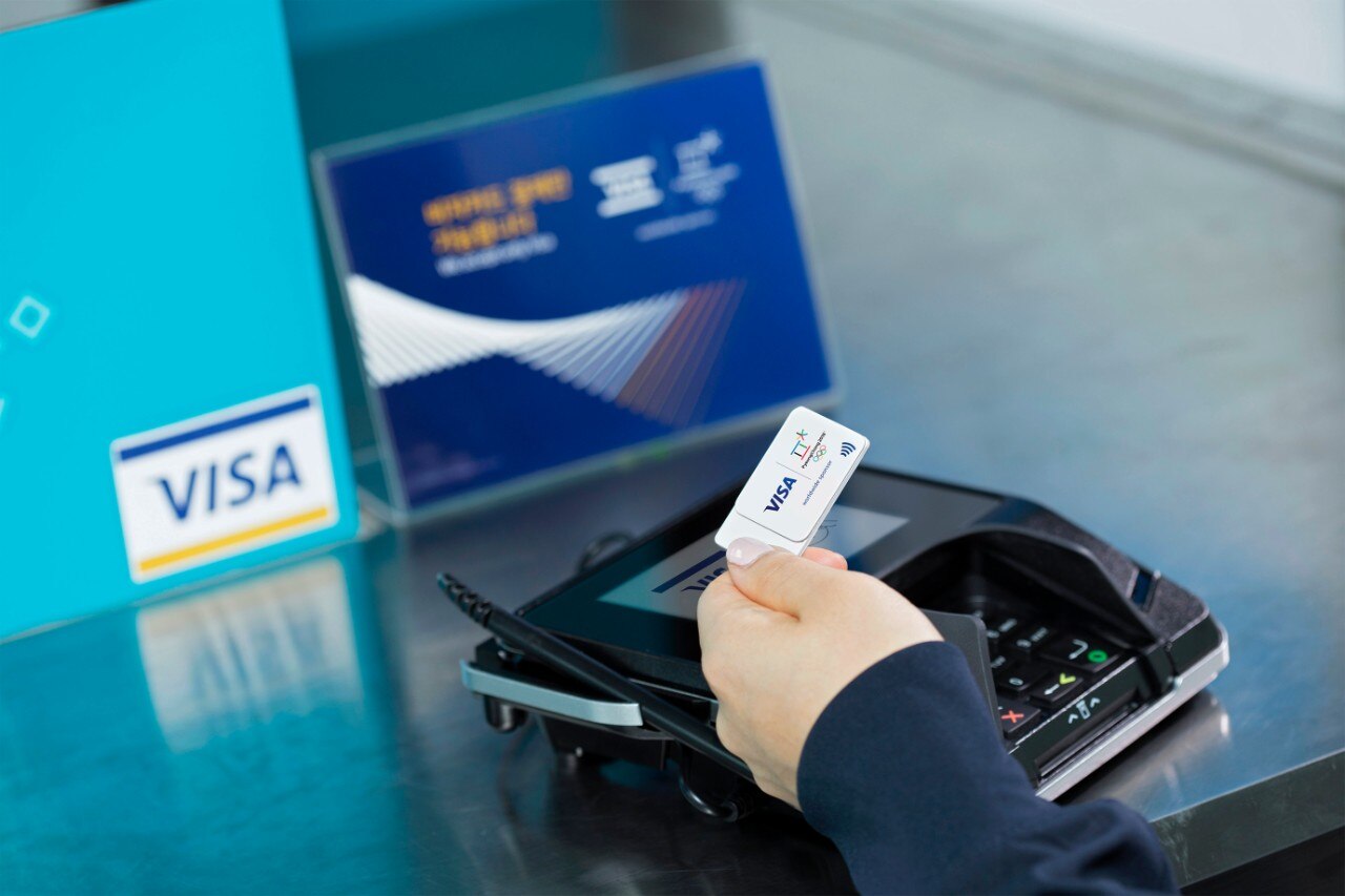 Customer using Visa contactless technology