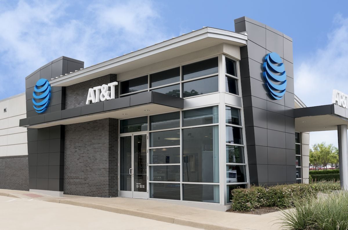 The outside of an AT&T retail store.