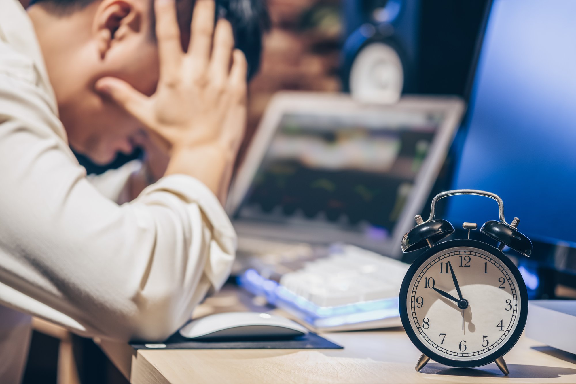 Человек работает ночью. Работа иллюстрация. Сменить работу иллюстрации. Сверхурочный труд это. Работа в офисе до позна.