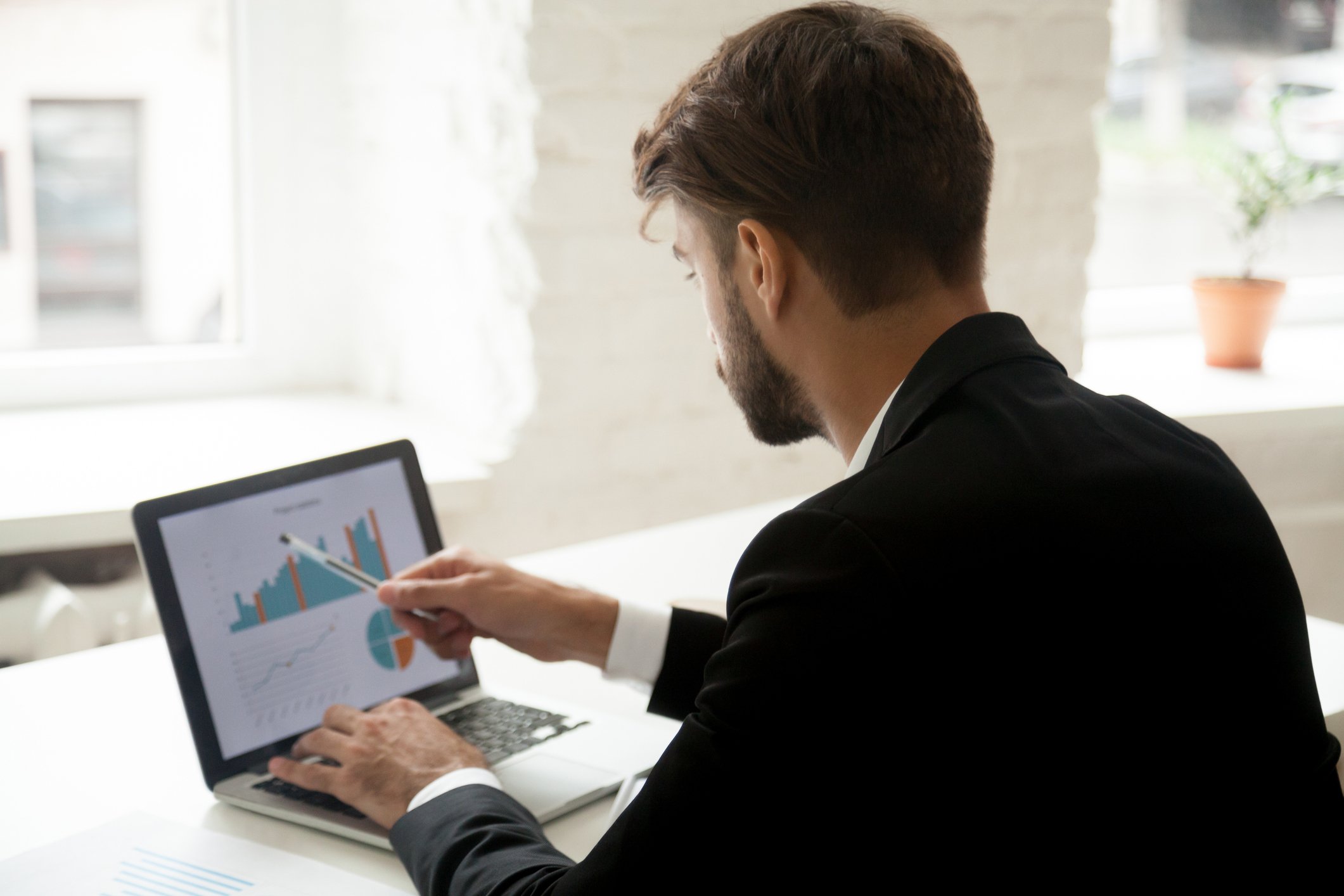 An investor researches an investment online.