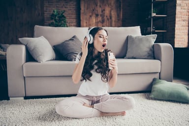 girl singing on phone