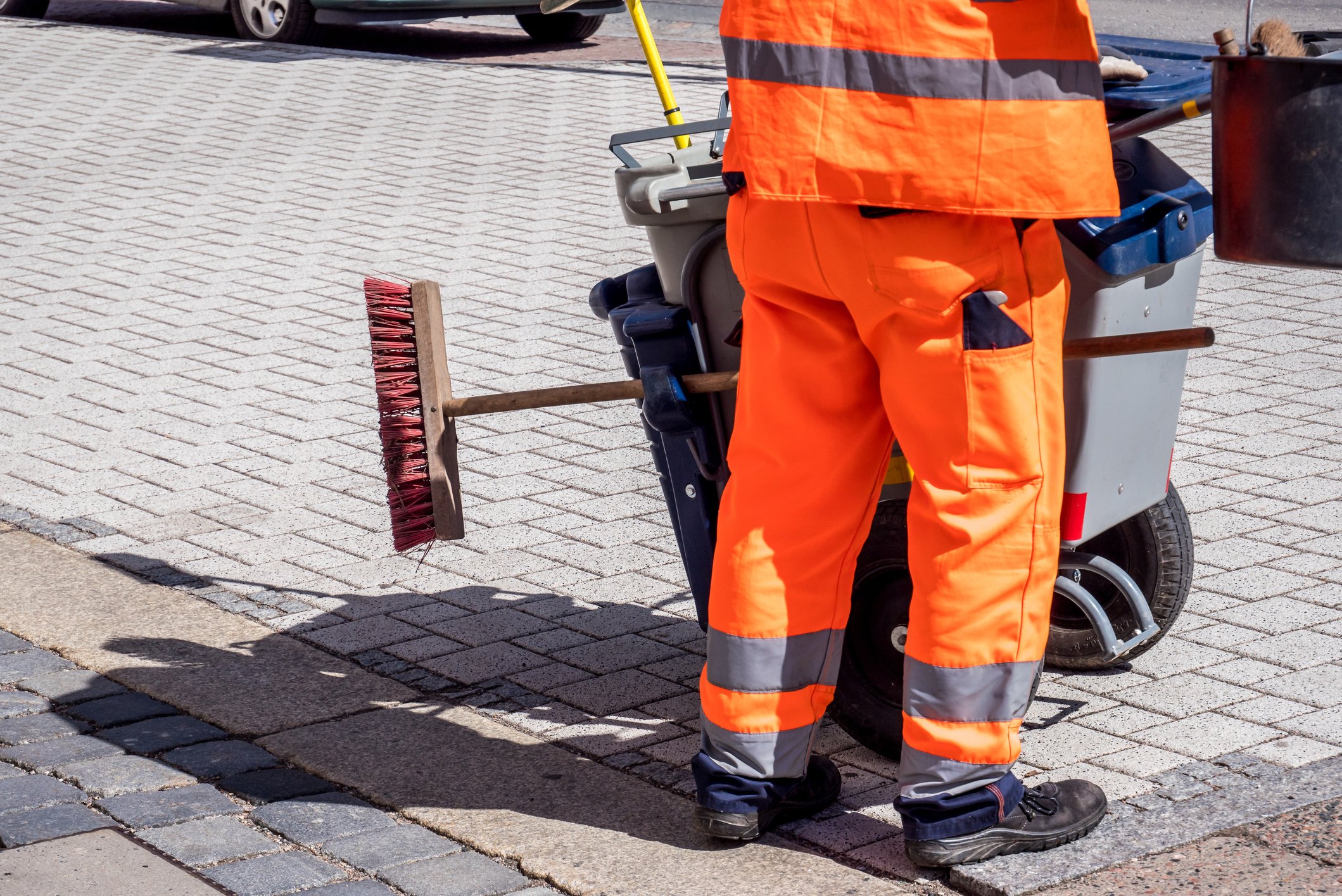 Street cleaner with broom