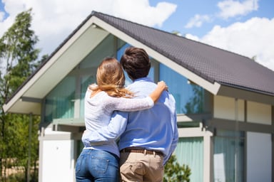 couple looking at house_GettyImages-914485000