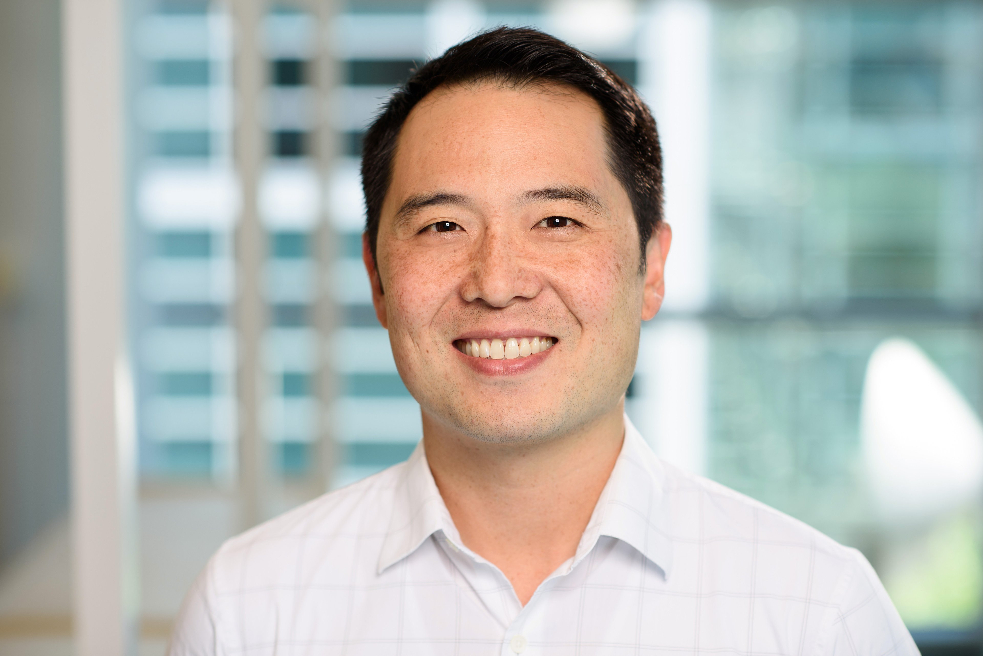 Allen Shim with an out-of-focus background