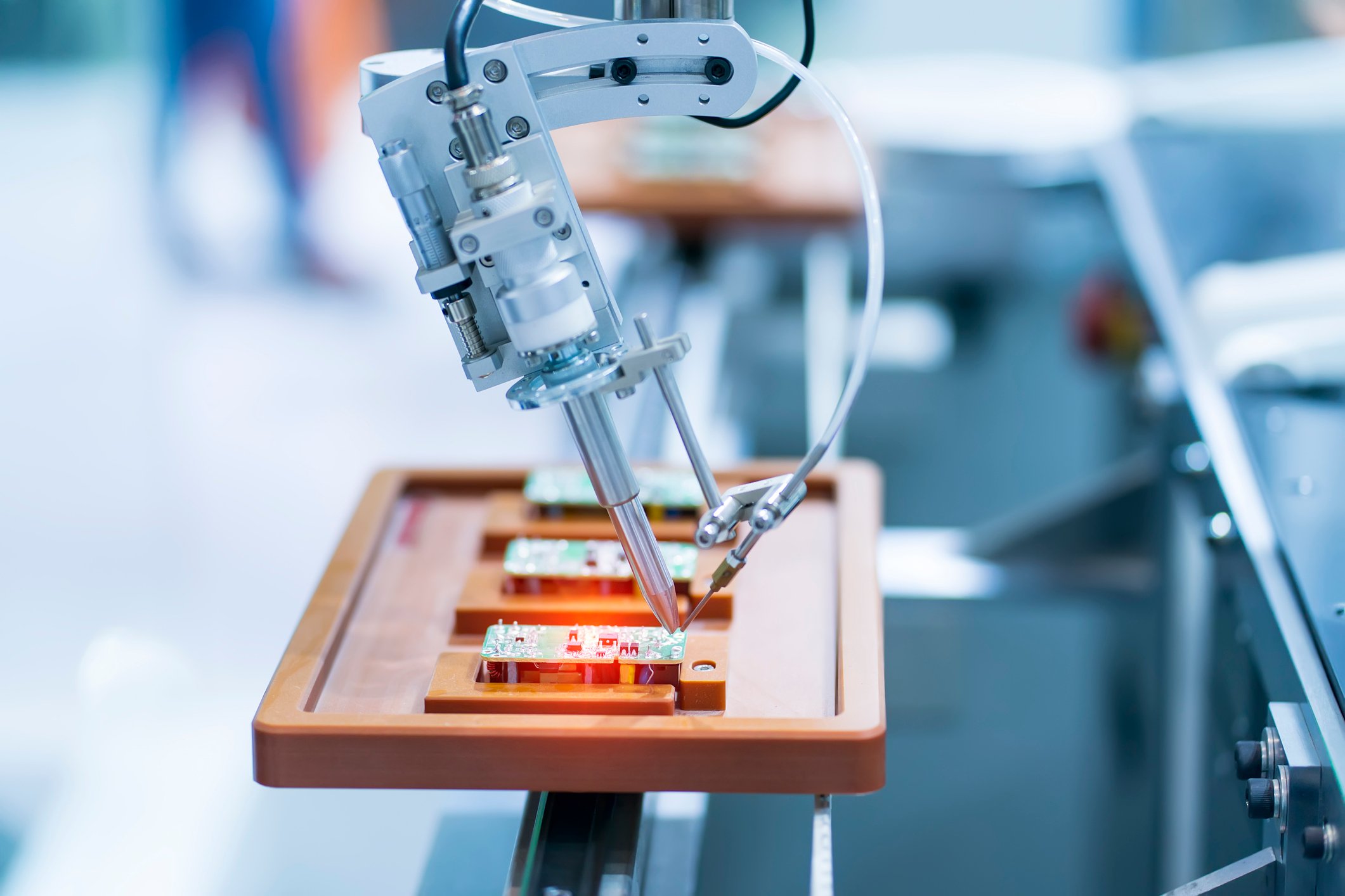 A side view of semiconductor equipment etching material onto a silicon wafer