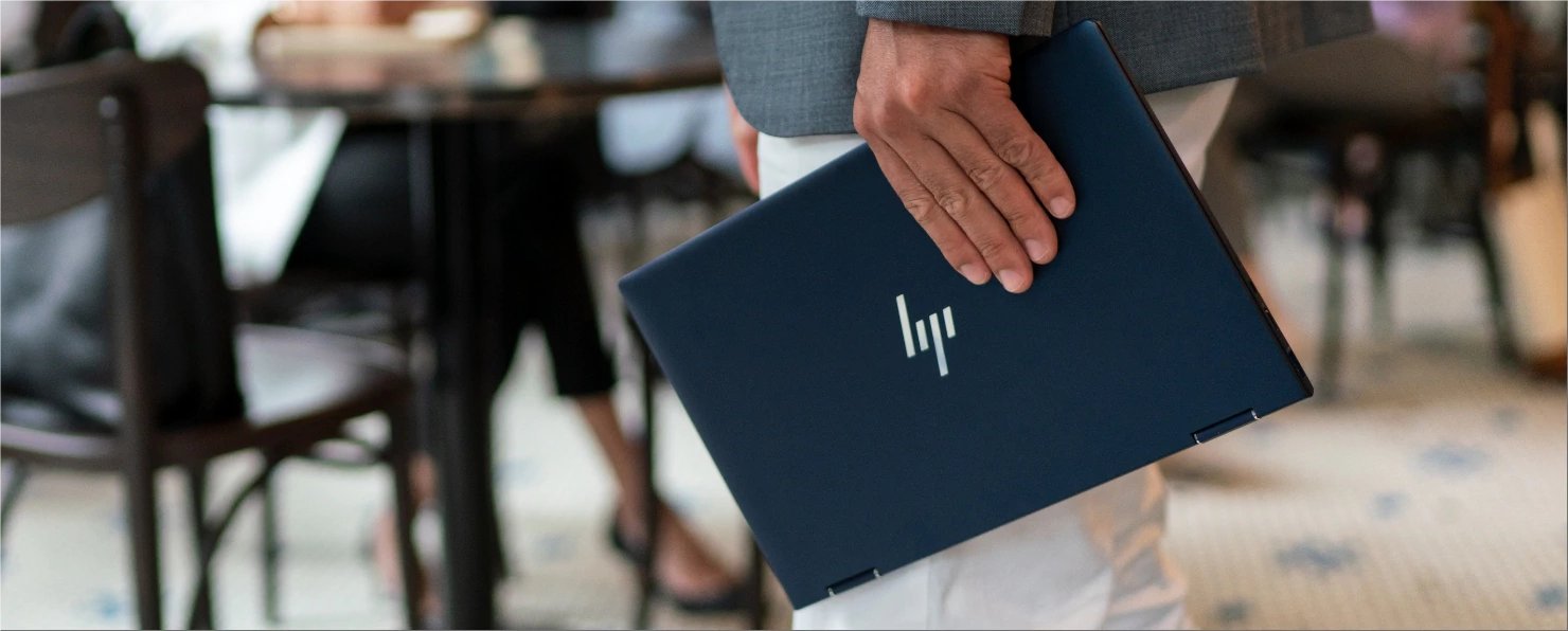 A man hold an HP laptop.