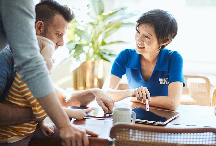 Best Buy employee talks to a person