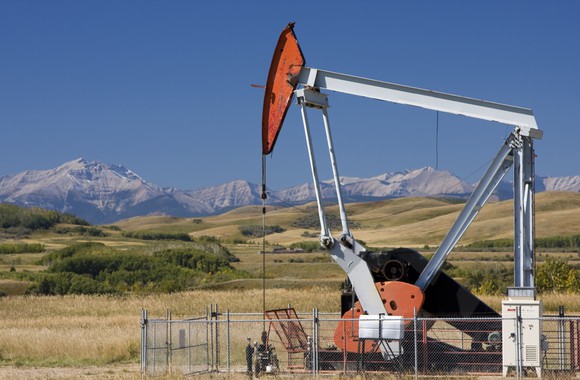 An oil pump with mountains in the background
