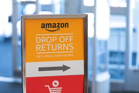 A sign for an Amazon returns counter at Kohl's.