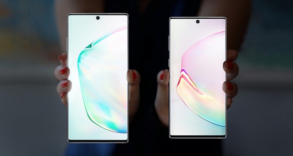 Person holding a Galaxy Note 10 in each hand
