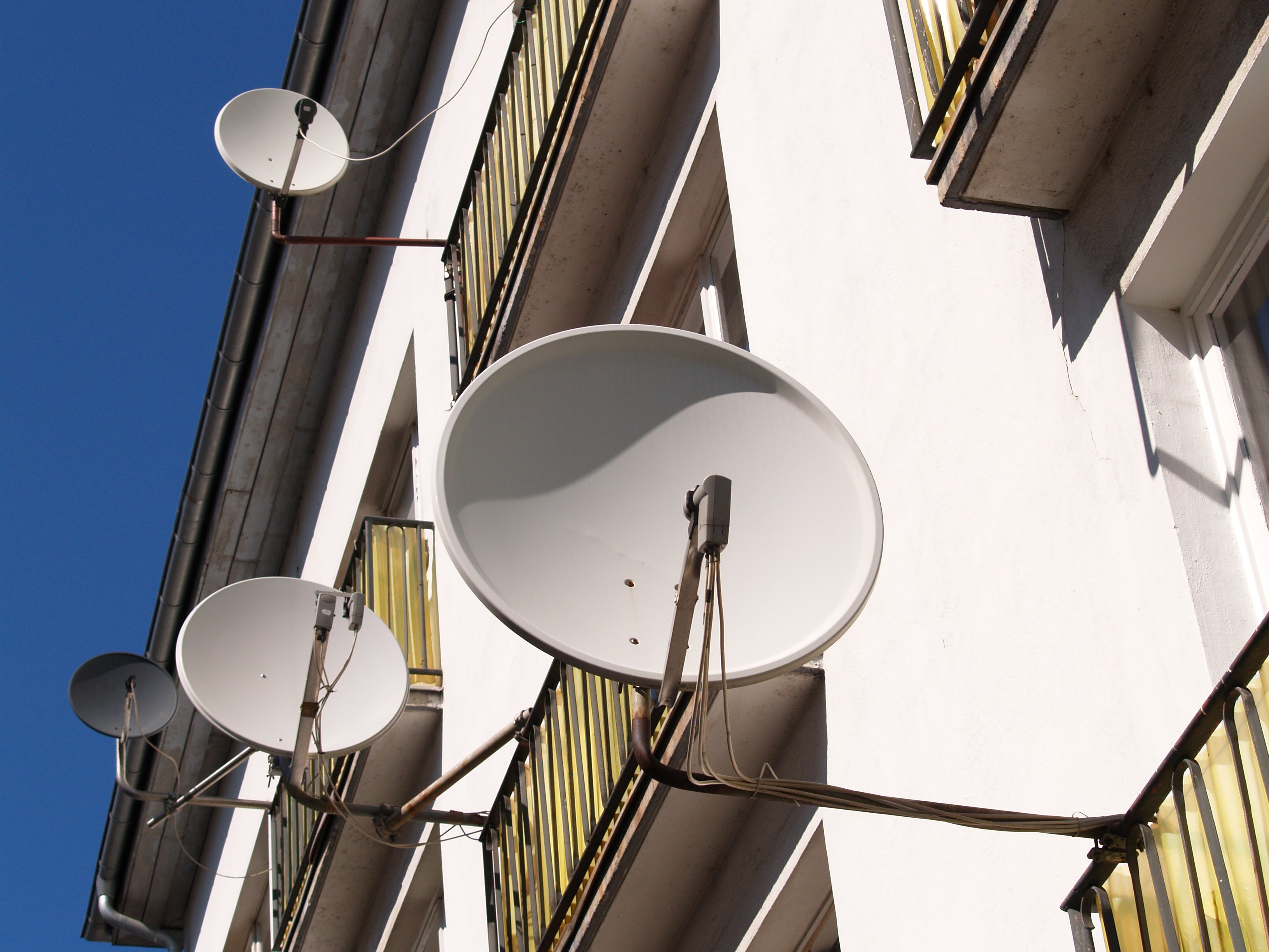 A building with multiple satellite dishes