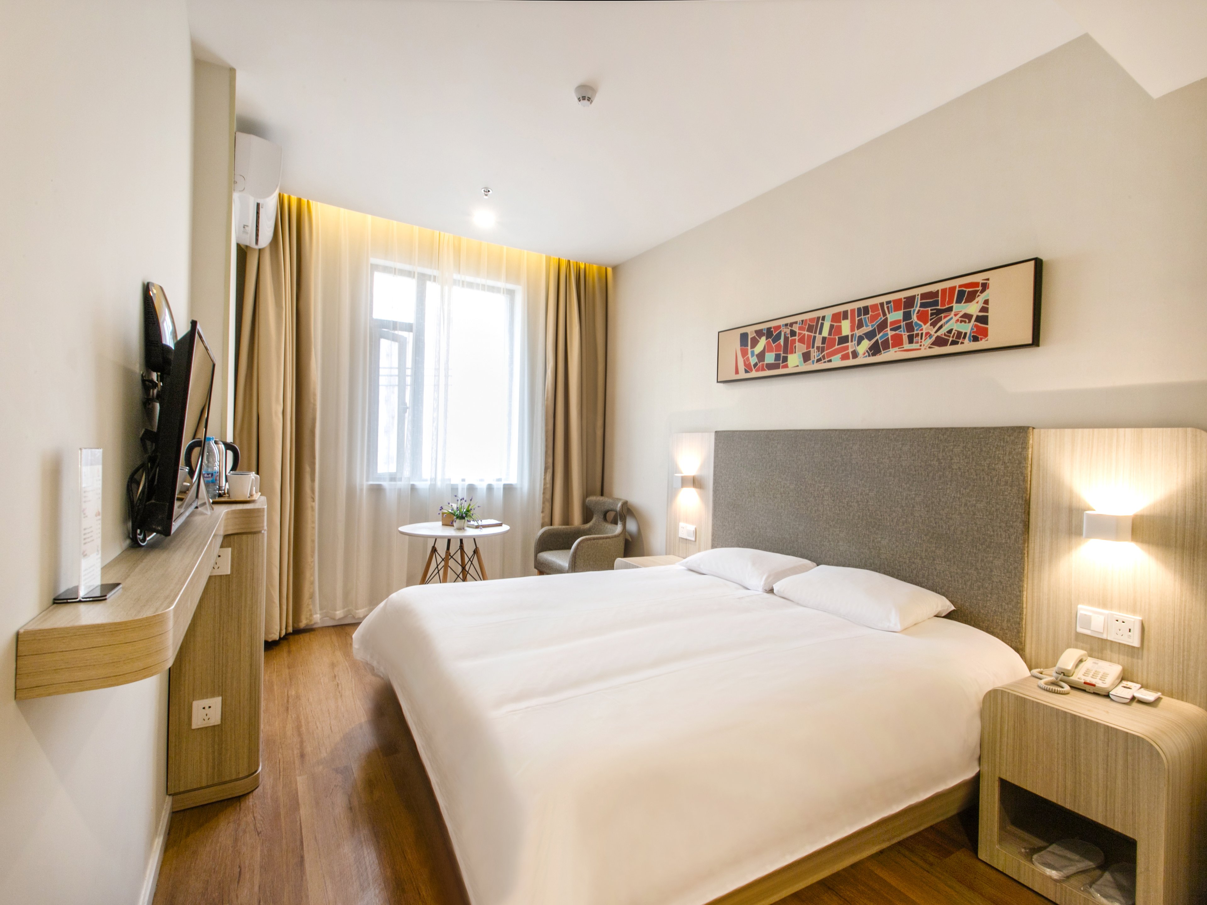 A Huazhu hotel room.