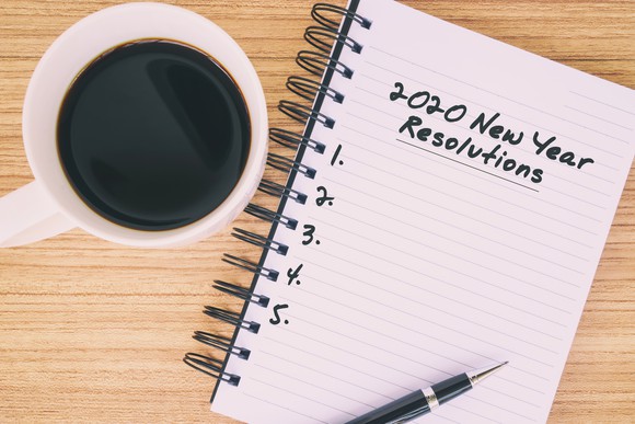 A notepad shows a blank list of resolutions for 2020.