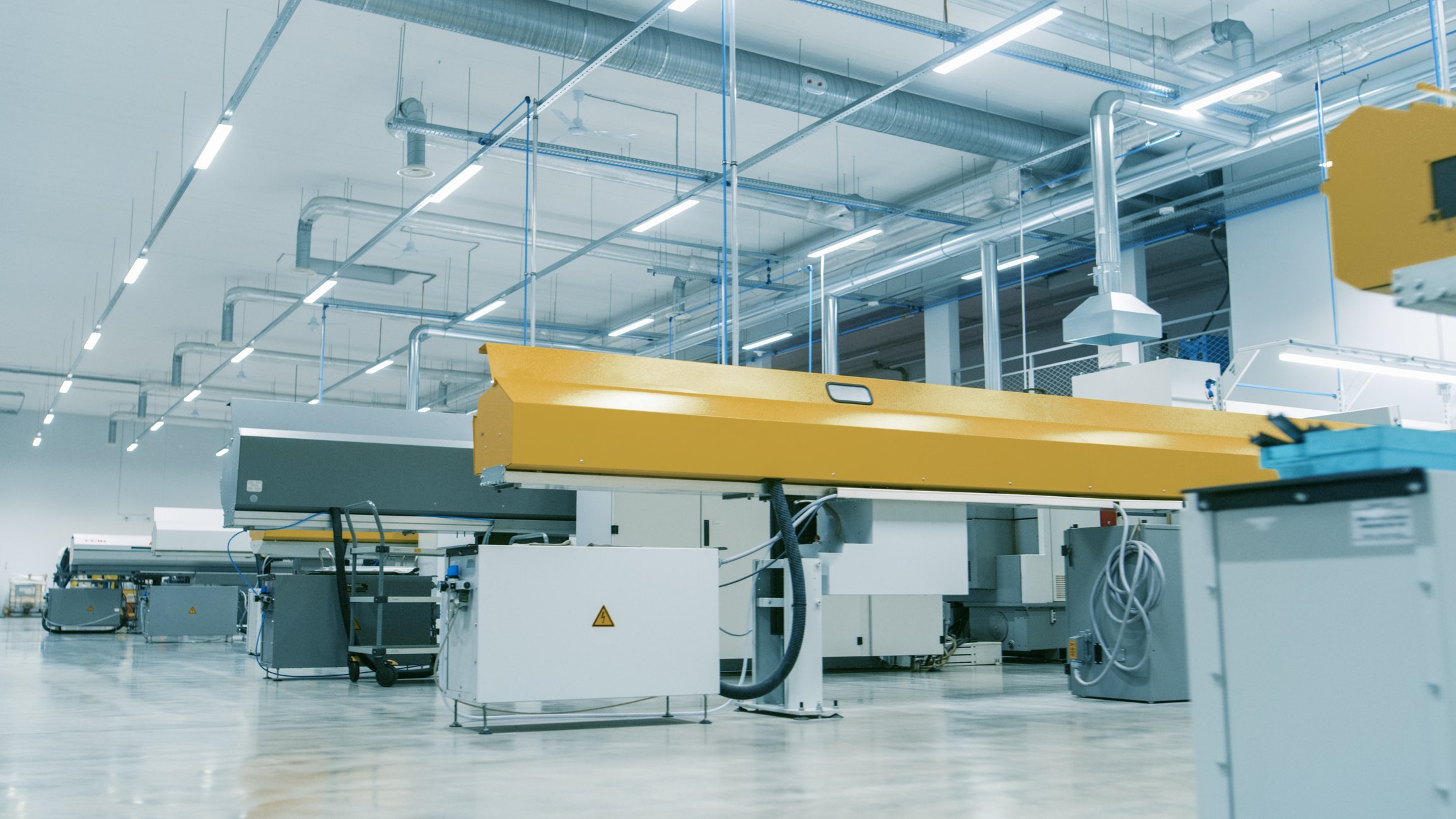 Wide-angle shot of a semiconductor manufacturing clean room.