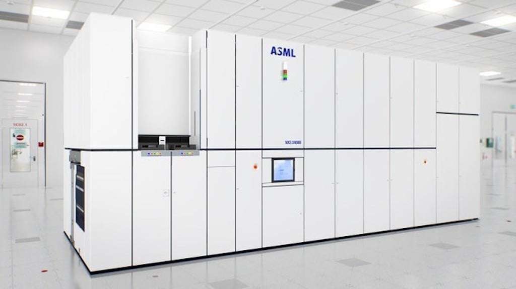 An ASML EUV machine in a white room.
