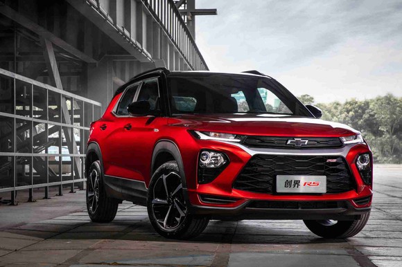 A red Chevrolet Trailblazer, a small crossover SUV, shown with Chinese-language license plates.