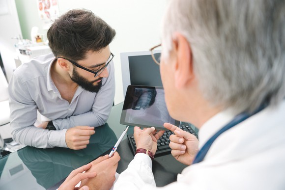 A patients and a doctor going over a lung scan.