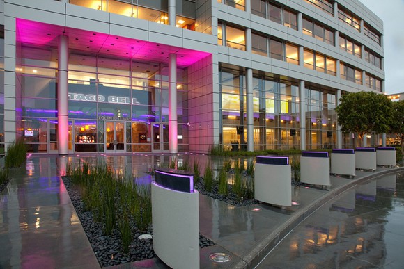 The exterior of a Taco Bell.