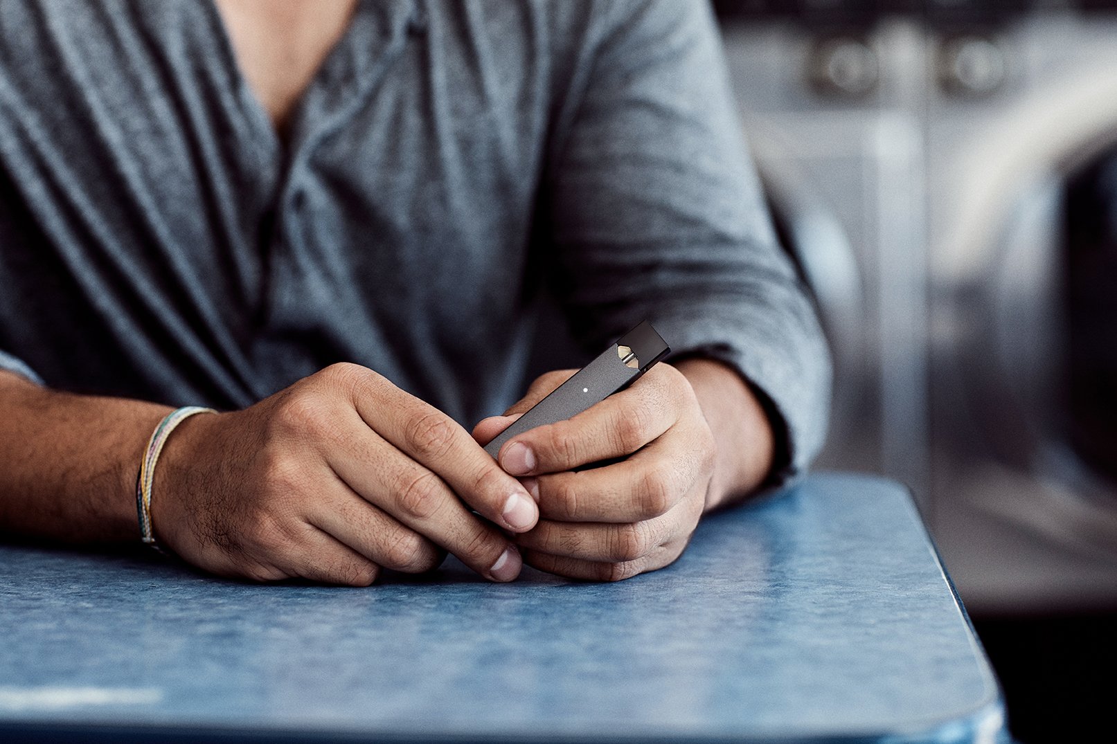 A person holding a Juul device.