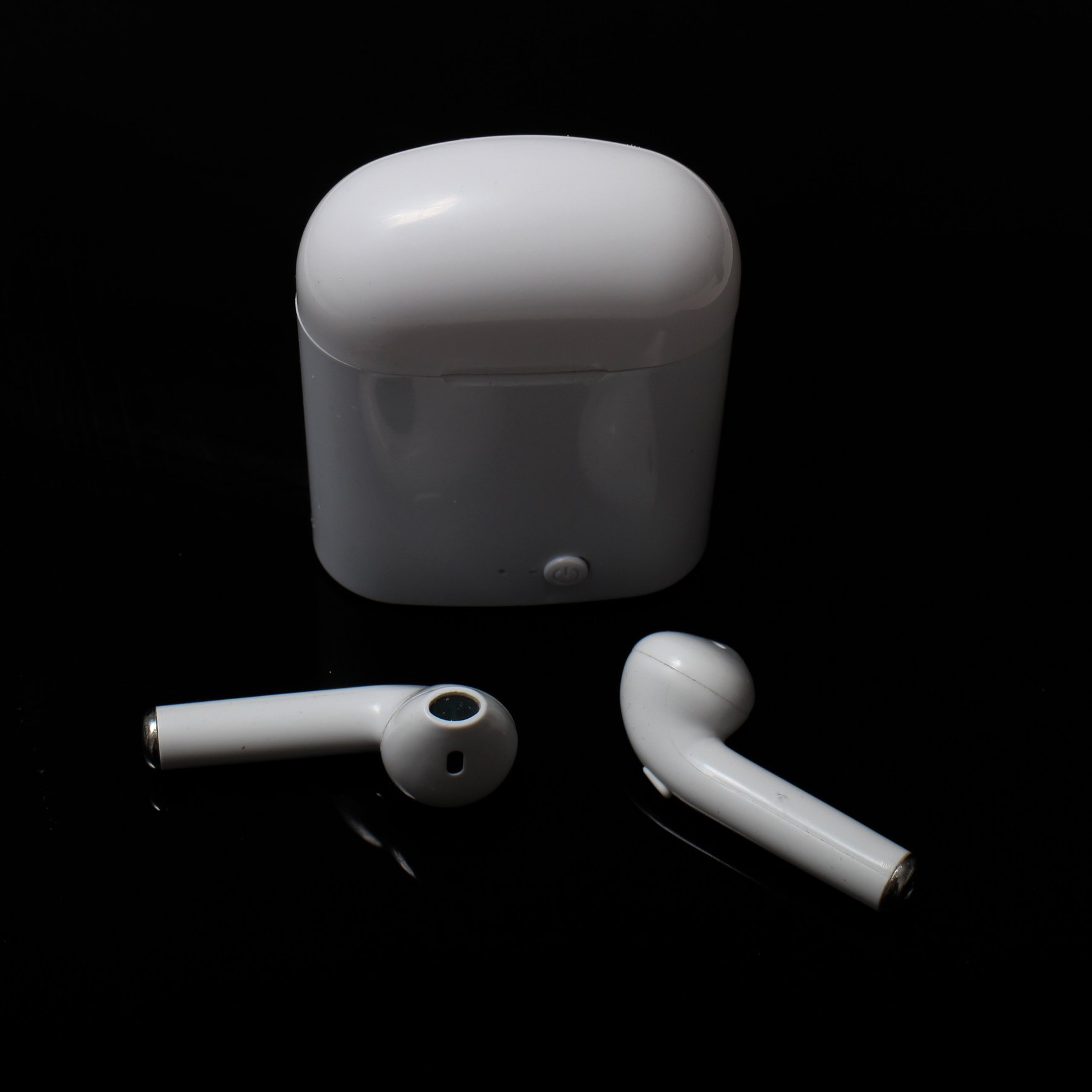 Image shows the picture of a wireless earphone