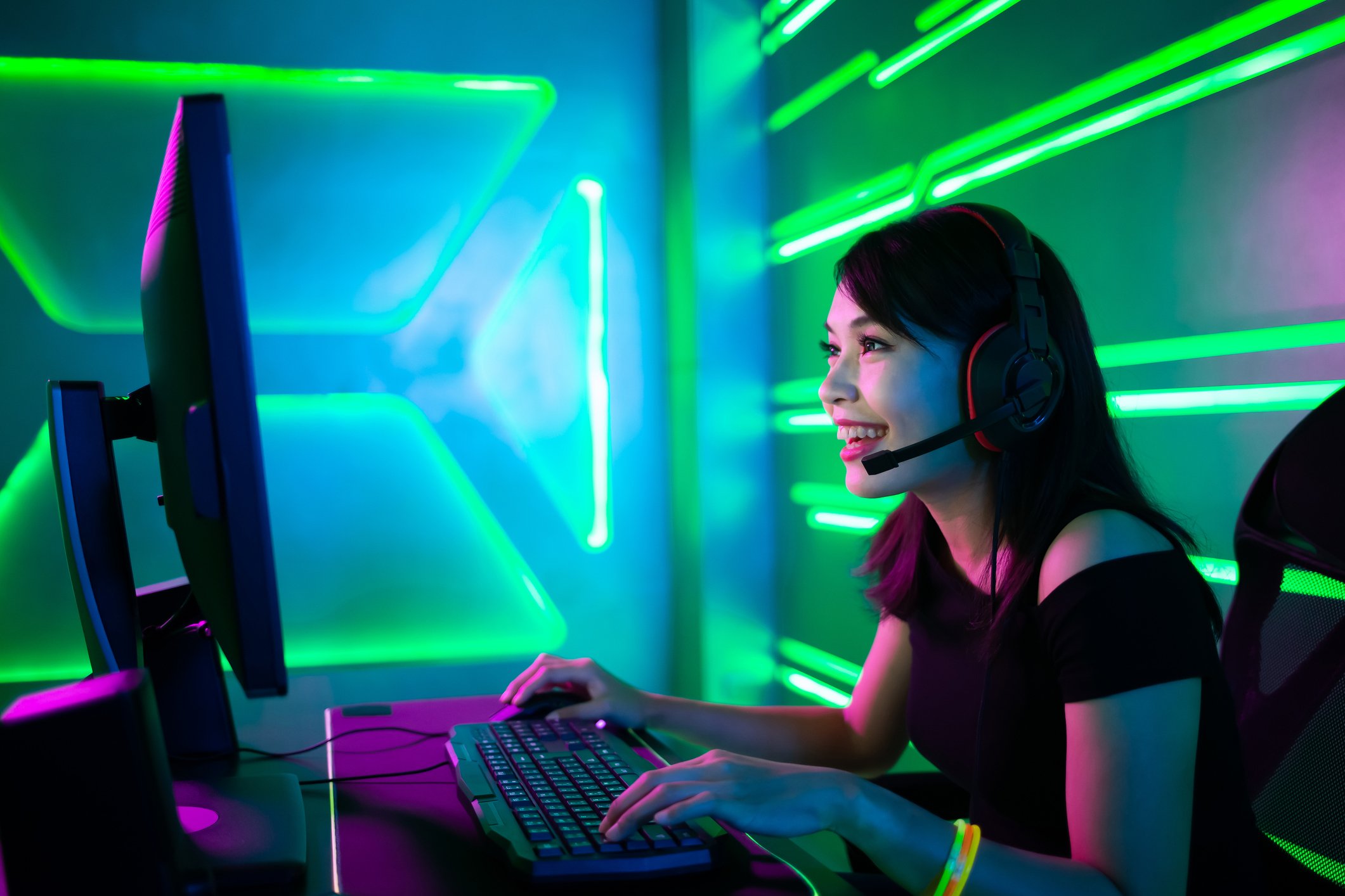 A young woman plays a PC game.