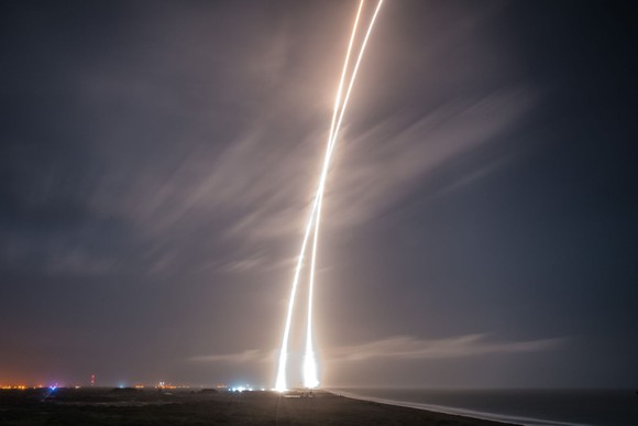 The SpaceX "X" - long exposure photo shows a rocket launching and landing