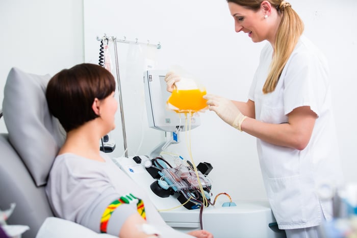 Nurse shows a woman her plasma