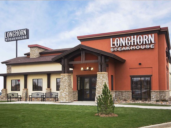 The exterior of a LongHorn Steakhouse.