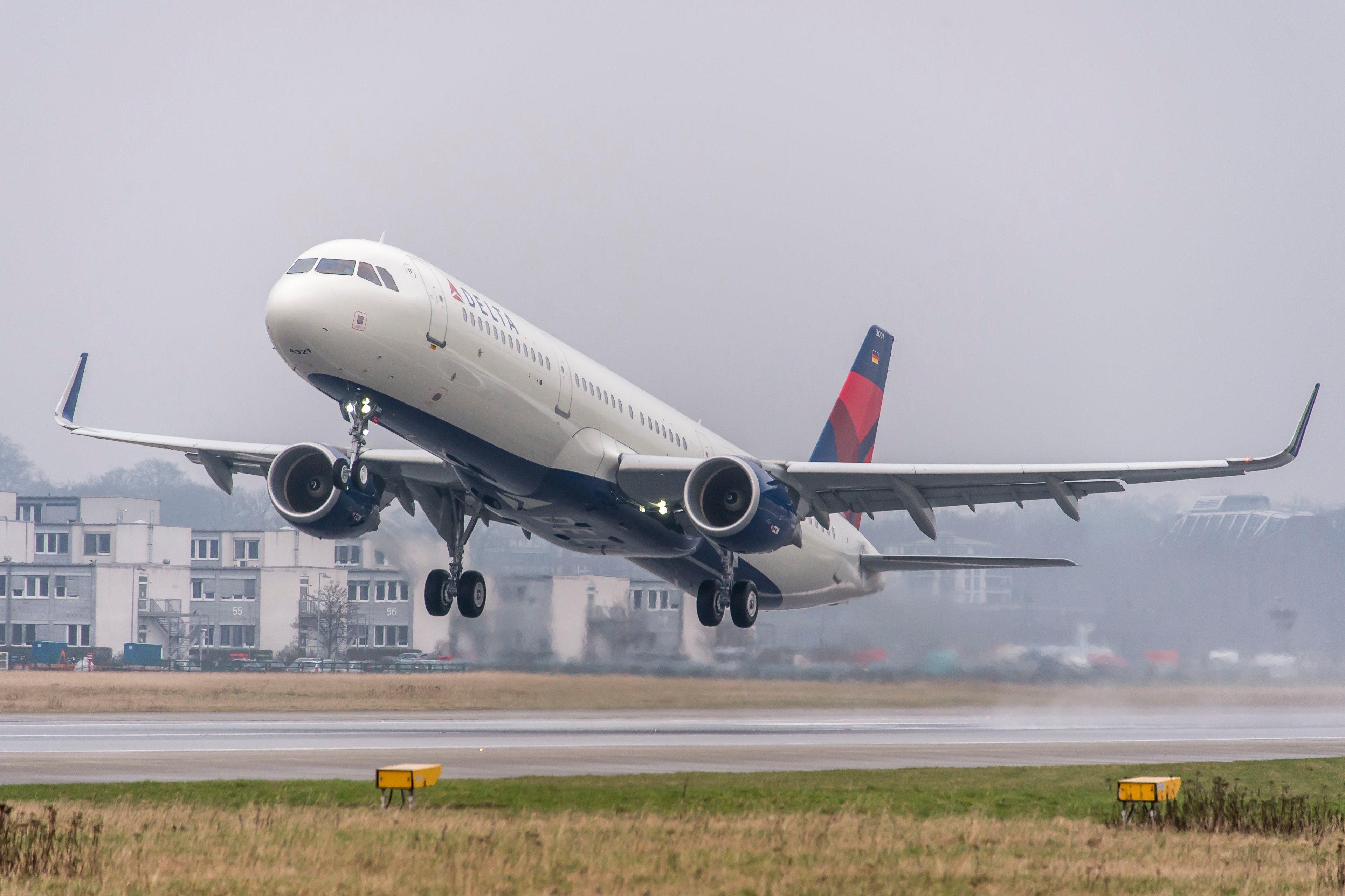 A Delta A321 landing