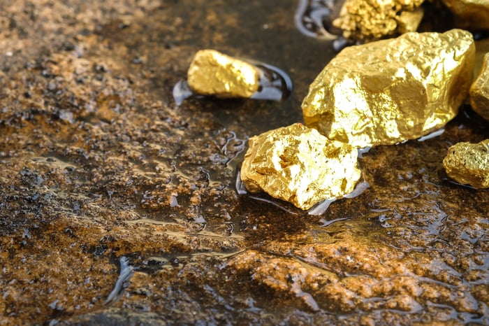 Several pieces of gold sitting on the ground