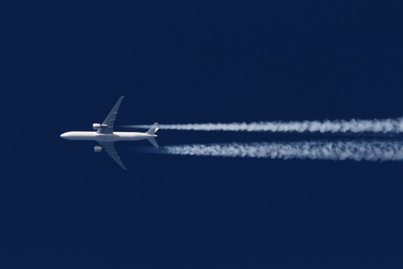 Boeing 777 flying west