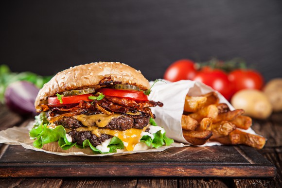 Cheeseburger with fries