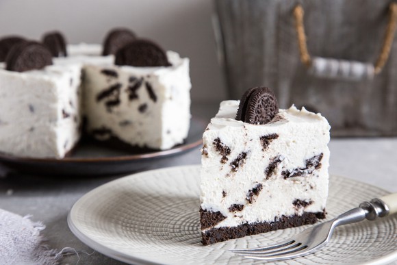 Cheesecake with chocolate cookies.