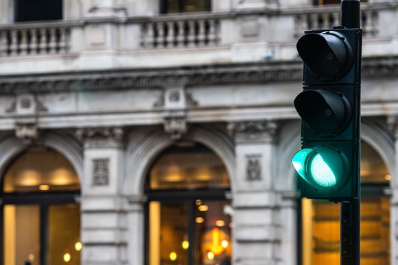 A green traffic light for drivers.