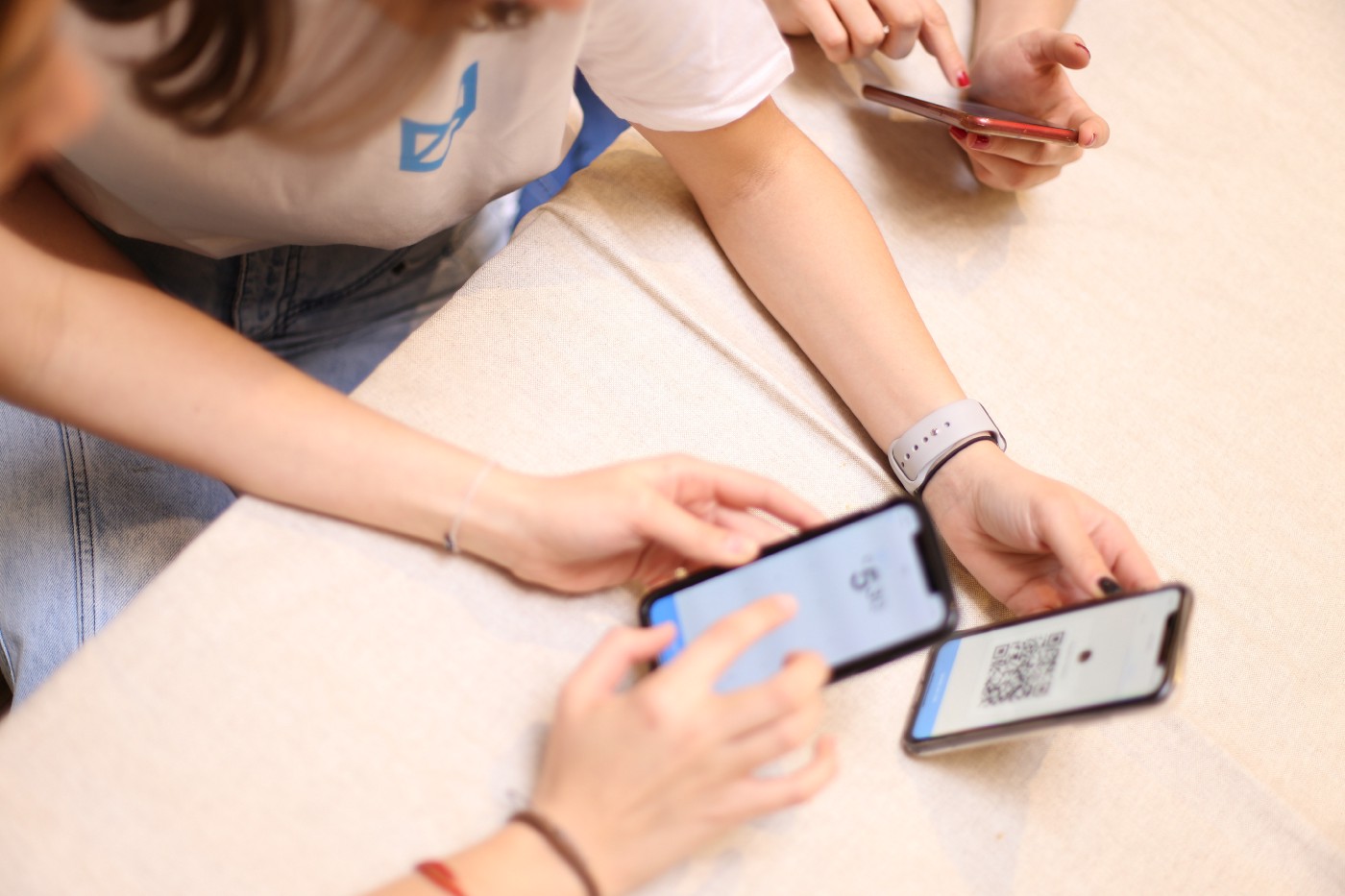 Two people using the Verse app on their phones.