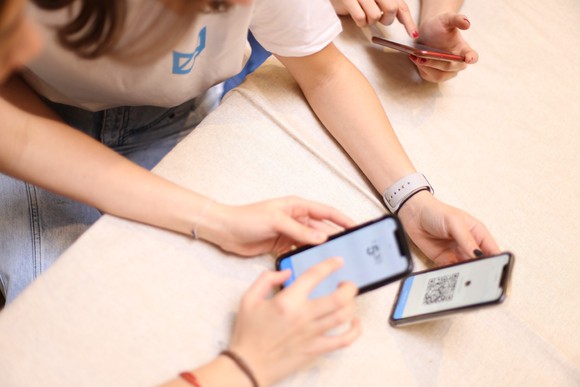 Two people using the Verse app on their phones.