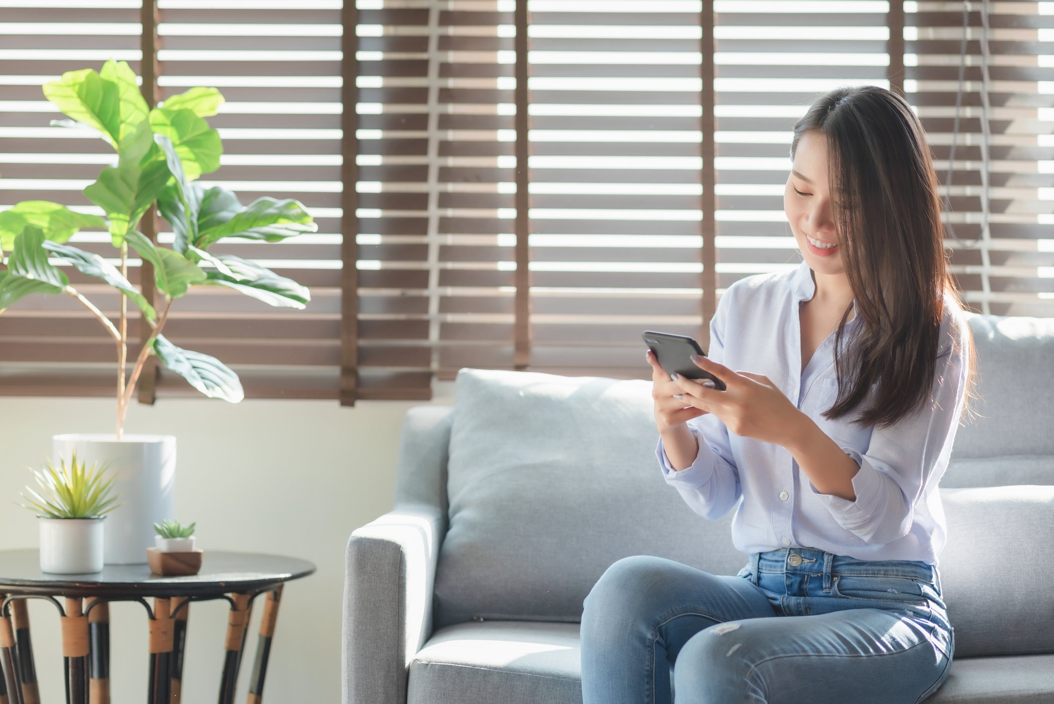 Smiling woman with cellphone