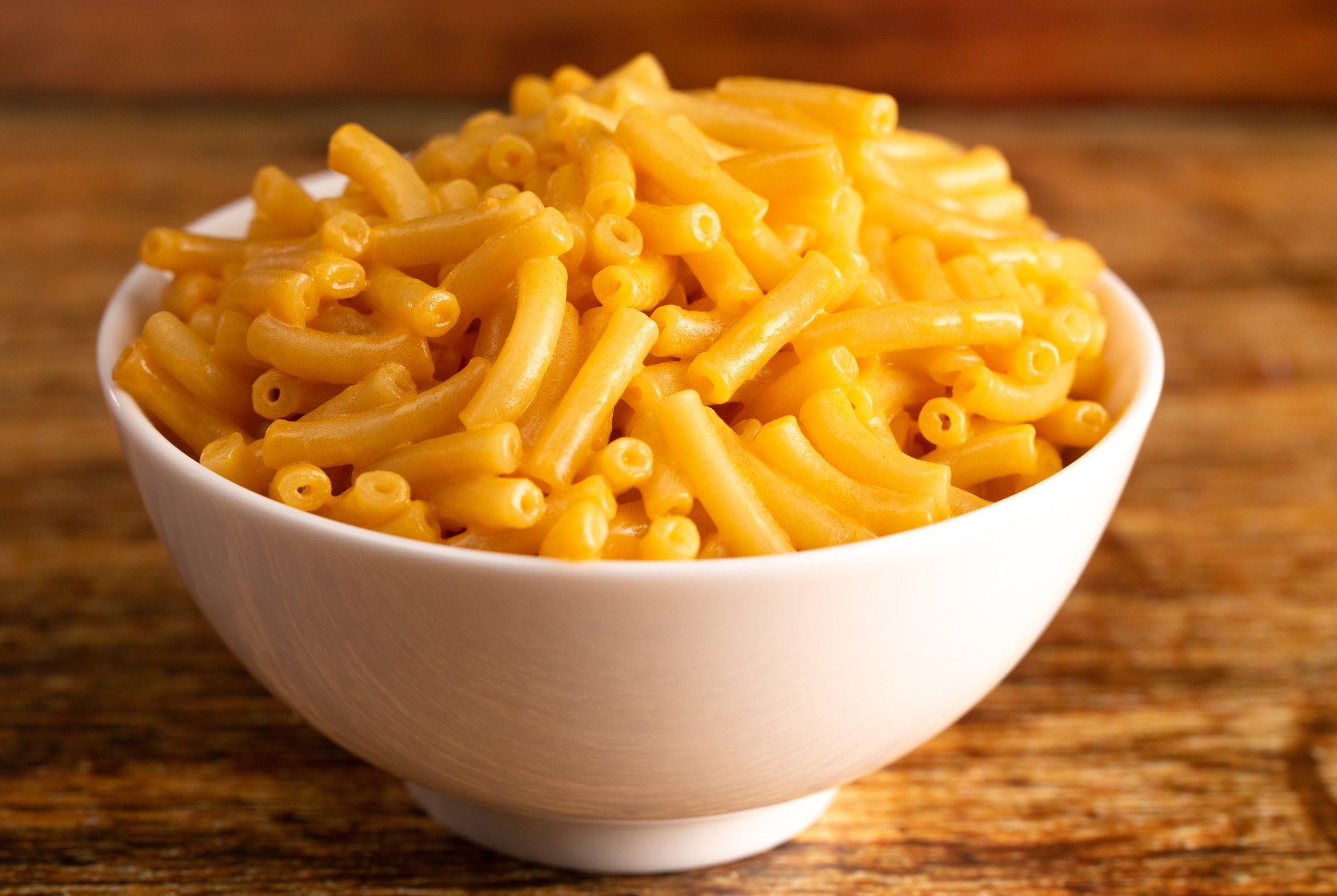 A bowl of macaroni and cheese.