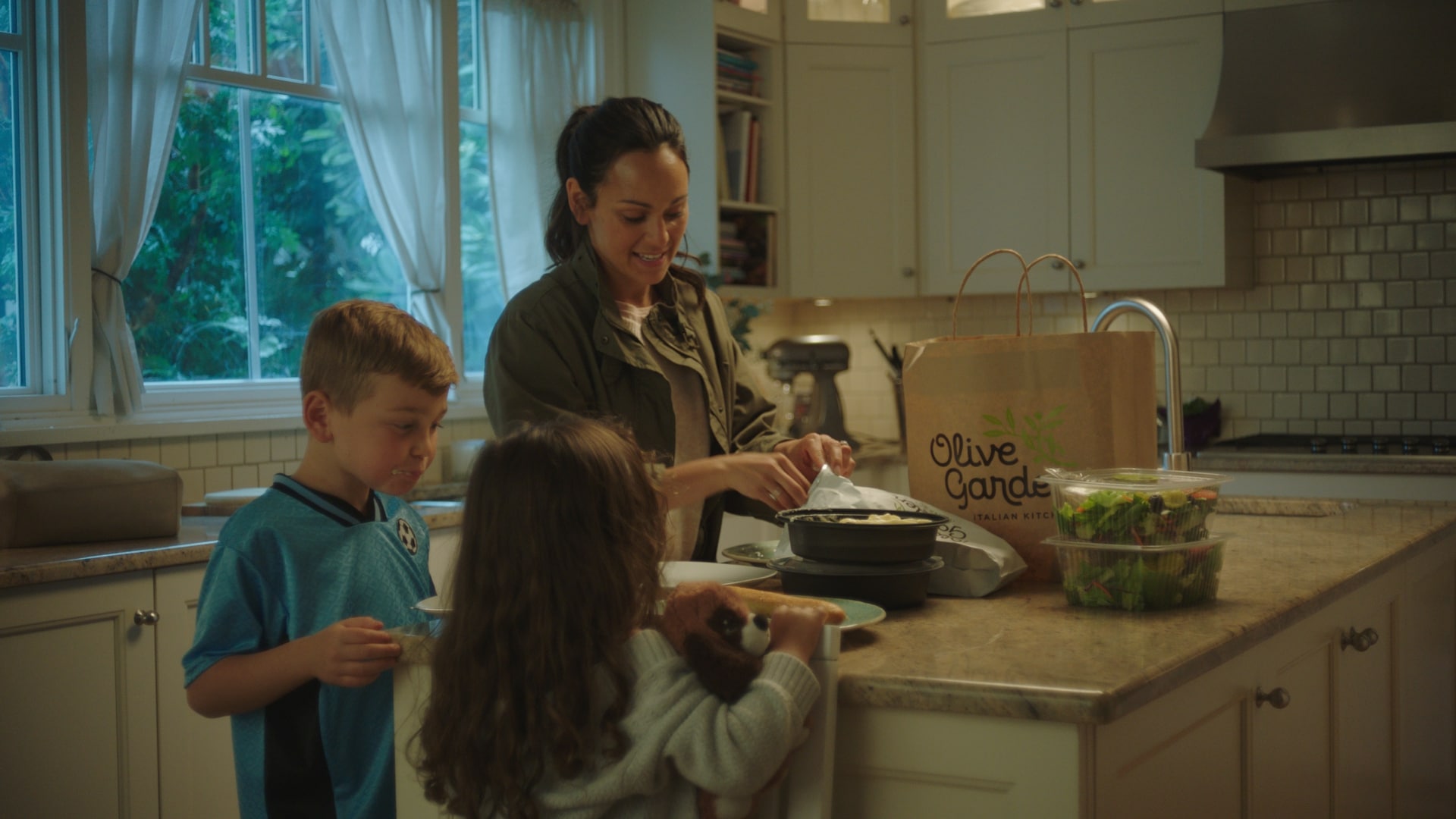 Family unbagging an Olive Garden takeout order